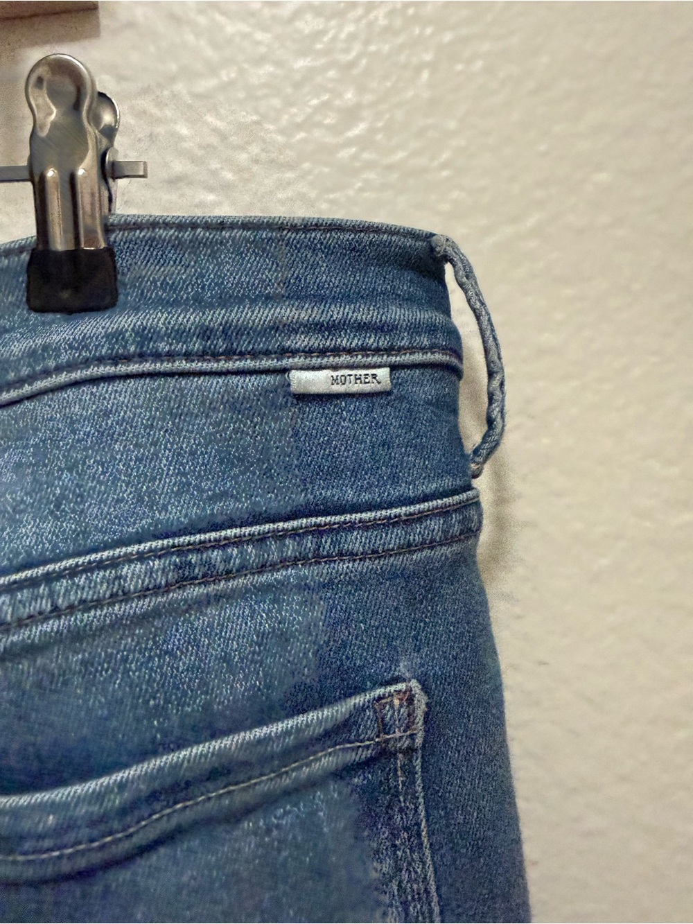 MOTHER The Weekender Fray Jeans Size 32 Medium Blue Wash Raw Hem Flare - Picture 5 of 8